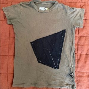 nununu Kids Tee with Black Triangle Patch